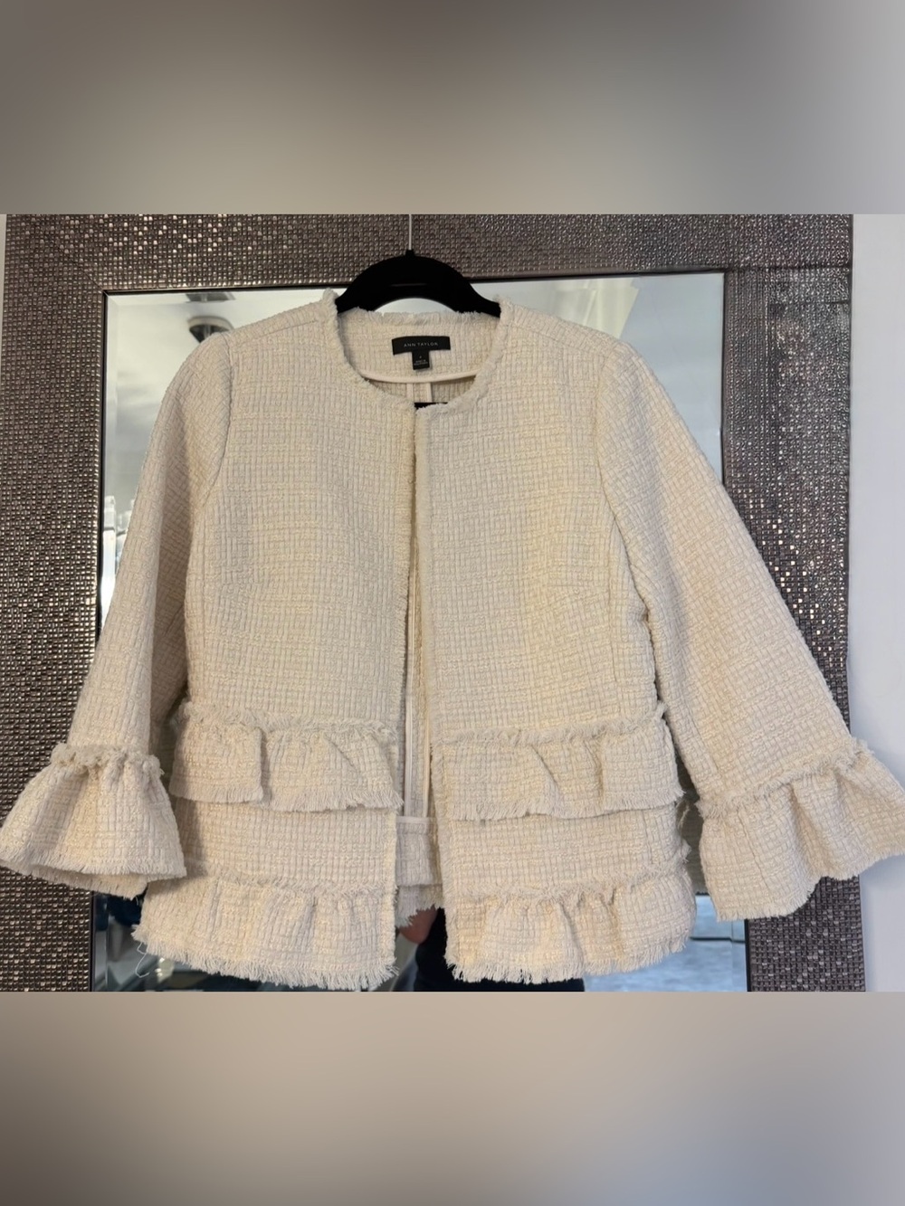 Ann Taylor Ivory Tweed Ruffle-Trim Jacket Size 4 Great Condition Buttonless